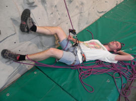 Enrico, in relax, assicura un arrampicatore (32269 bytes)